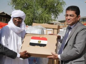السفير المصري يُسلم تشاد 10 أجهزة لغسيل الكلى ضمن منحة مصرية