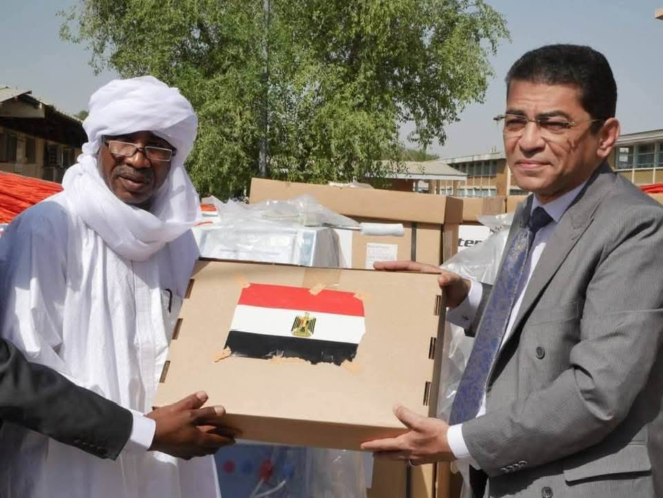 السفير المصري يُسلم تشاد 10 أجهزة لغسيل الكلى ضمن منحة مصرية
