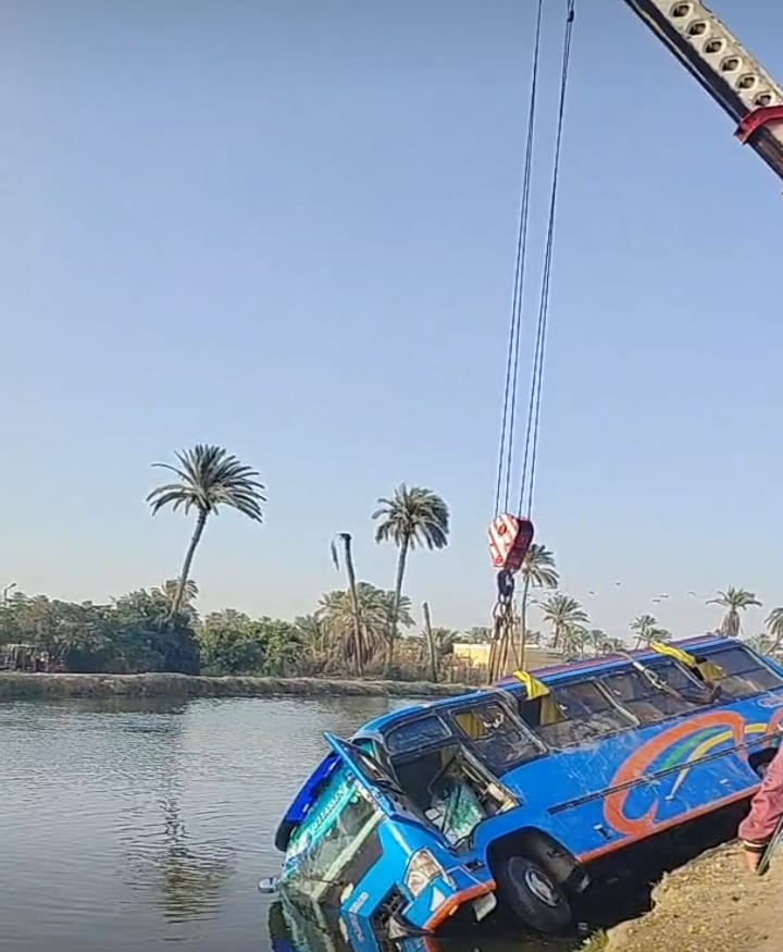 محاولات مكثفة لانتشال أتوبيس سقط في ترعة السويس