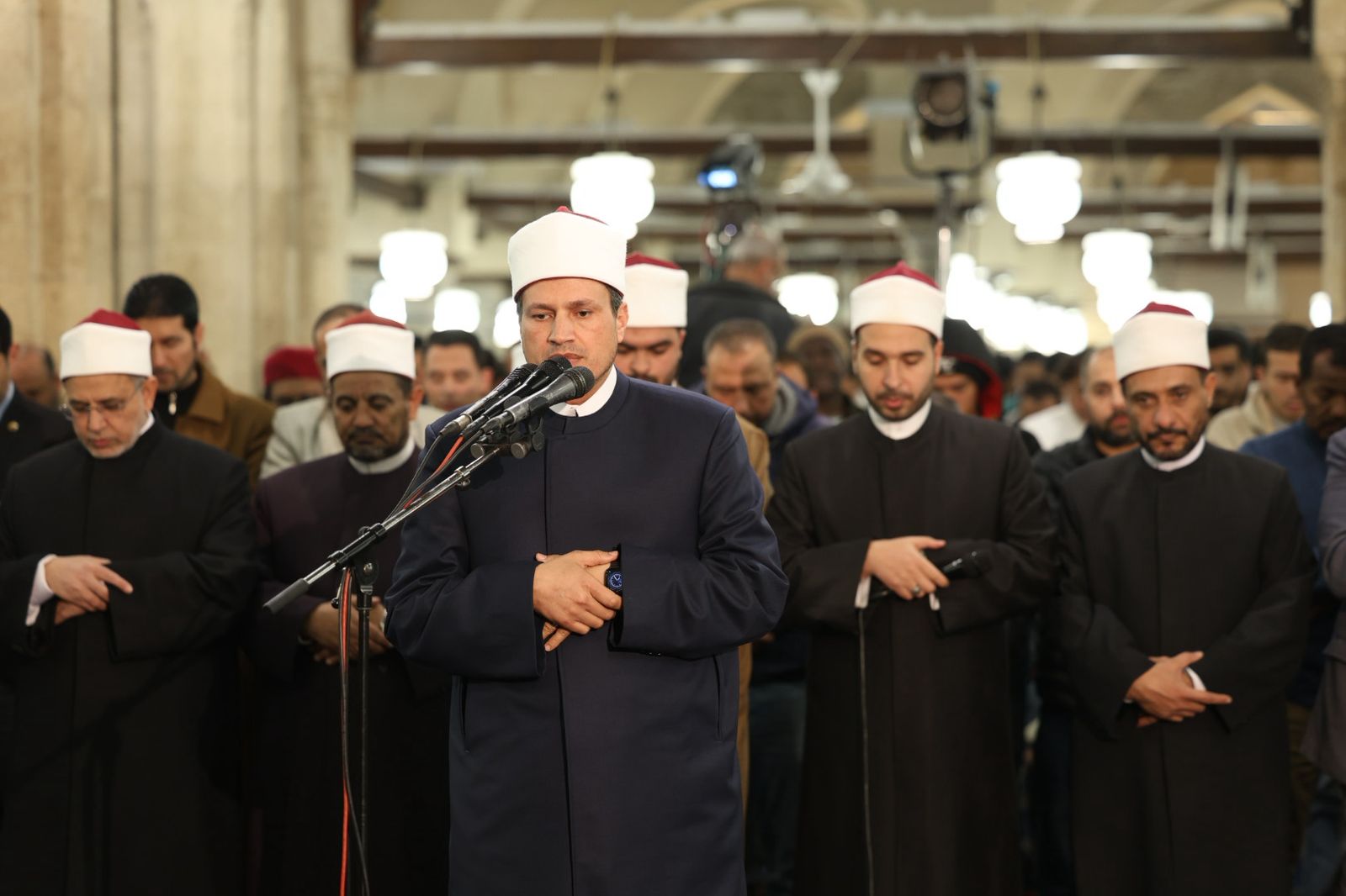 آلاف المصلين يؤدون العشاء والتراويح بالجامع الأزهر في الليلة السادسة من رمضان