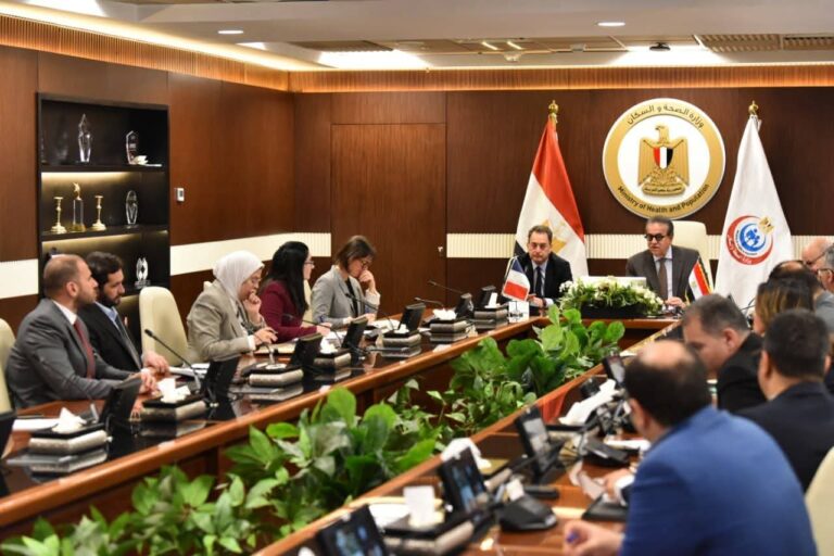 وزير الصحة يبحث مع سفير فرنسا دعم علاج مرضى الأورام القادمين من غزة بمستشفى «جوستاف روسي»