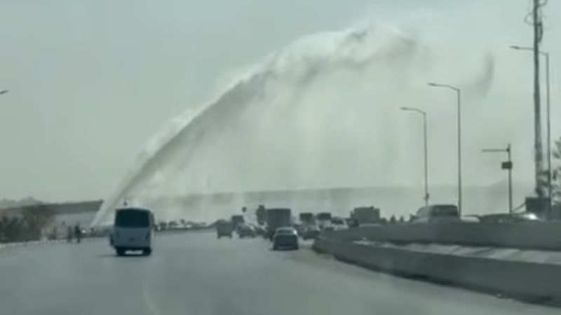 إنفجار ماسورة مياة في طريق أكتوبر يعيق حركة المرور