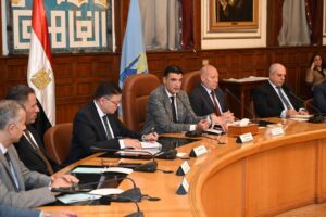 وزير الصناعة ومحافظ القاهرة يعقدان حوارًا مع مستثمري شق الثعبان ويسلمان 44 عقد تقنين أوضاع