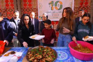 وزيرة التضامن الاجتماعي تتفقد مطبخ إطعام “مبادرة مائدة”.. وتشارك شباب المتطوعين إعداد وجبات الإفطار