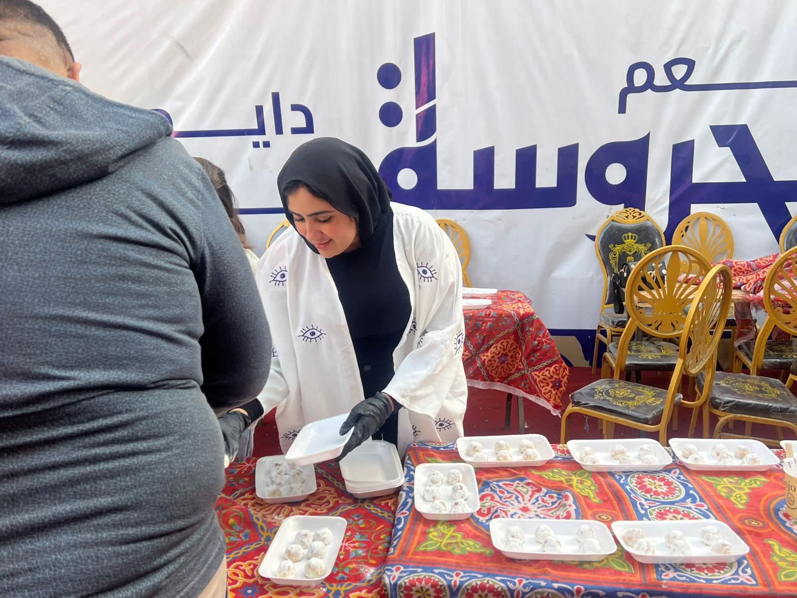 التضامن الاجتماعي يوزع كحك العيد على المترددين على نقاط الإطعام في المحافظات