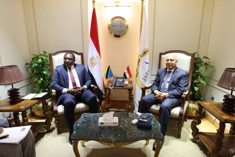 وزير النقل يدرس مع سفير تنزانيا إنشاء محطة متعددة الأغراض بميناء دار السلام ومنطقة لوجستية مشتركة