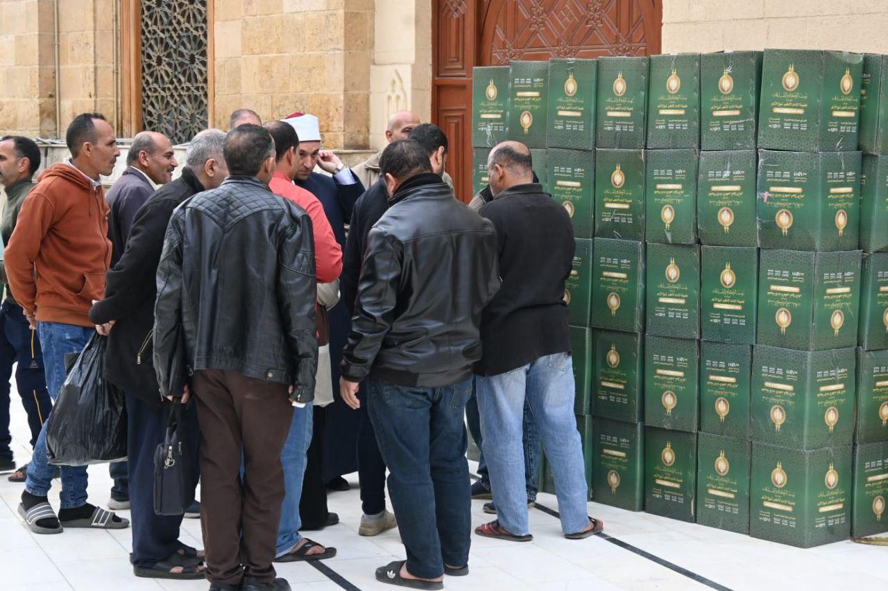 الأوقاف وبيت الزكاة والصدقات يوزعان 1000 كرتونة مواد غذائية من مسجد الحسين  للأسر المستحقة
