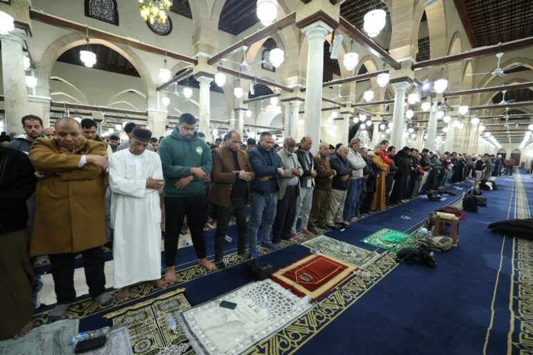 الآلاف يحتشدون لأداء صلاتي العشاء والتراويح في الليلة الثالثة عشرة من رمضان بالجامع الأزهر