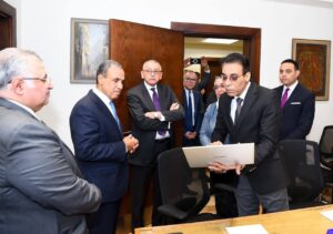 وزير الخارجية يتفقد خلية العمل المشكلة بالقطاع القنصلي لمتابعة أوضاع الجاليات المصرية بالمنطقة   