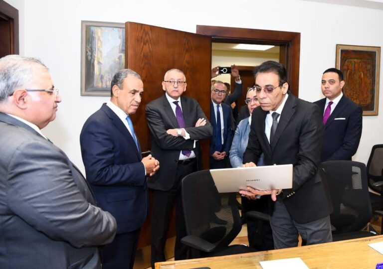 وزير الخارجية يتفقد خلية العمل المشكلة بالقطاع القنصلي لمتابعة أوضاع الجاليات المصرية بالمنطقة   