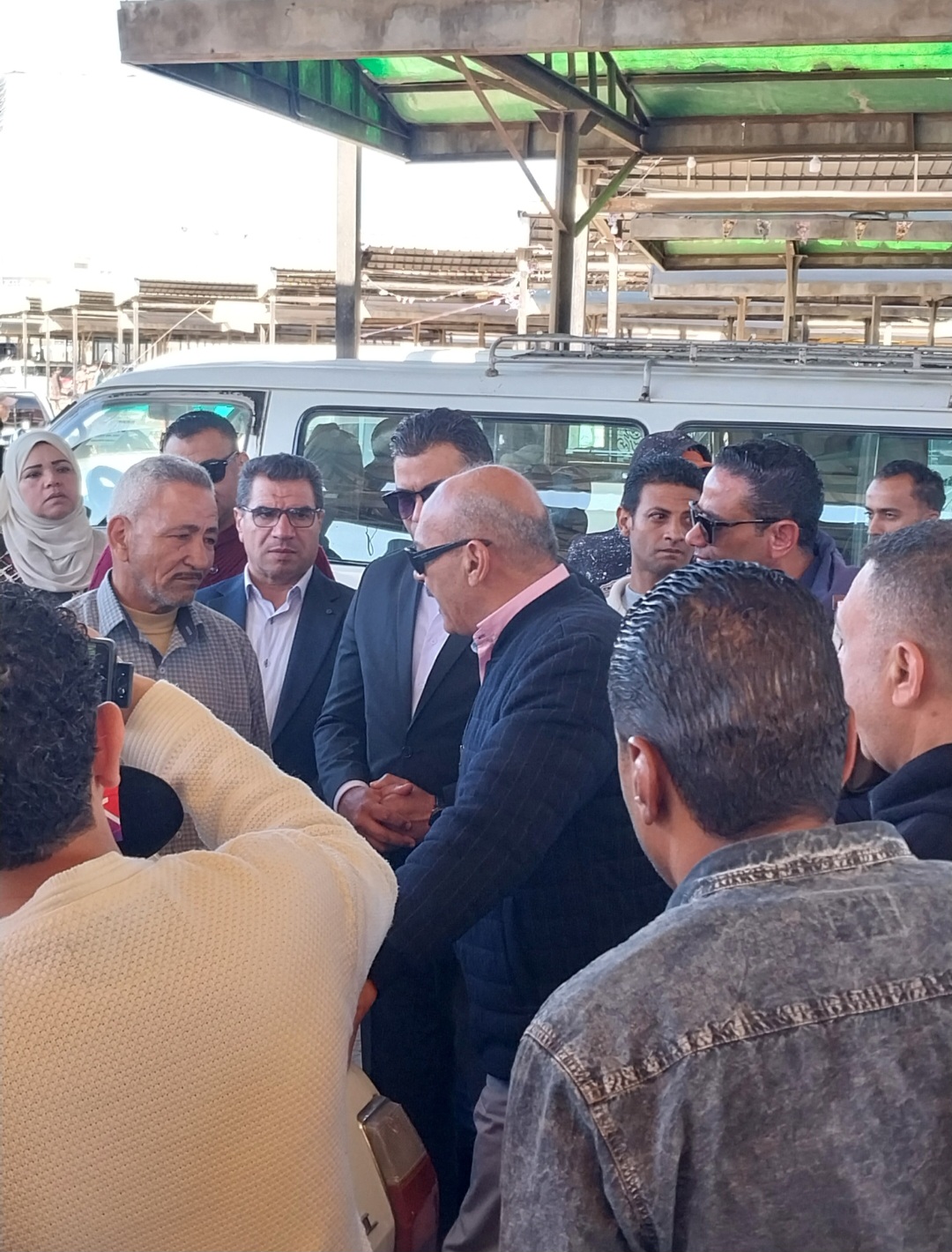 اللواء هاني رشاد يتفقد موقف السويس ويتحاور مع السائقين بعد زيادة أسعار البنزين