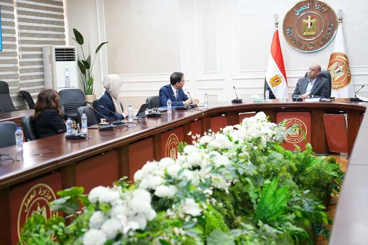 لدعم التدريب المهني وتأهيل الشباب لسوق العمل.. وزير العمل يلتقي وفد مبادرة “الاستثمار من أجل التوظيف”