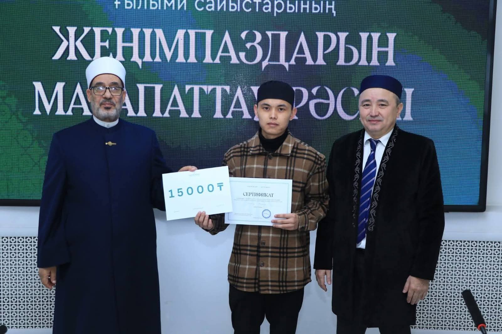 تكريم أوائل اللغة العربية بجامعة «نور مبارك» تقديرًا للتميز العلمي وتعزيزًا للهوية الثقافية