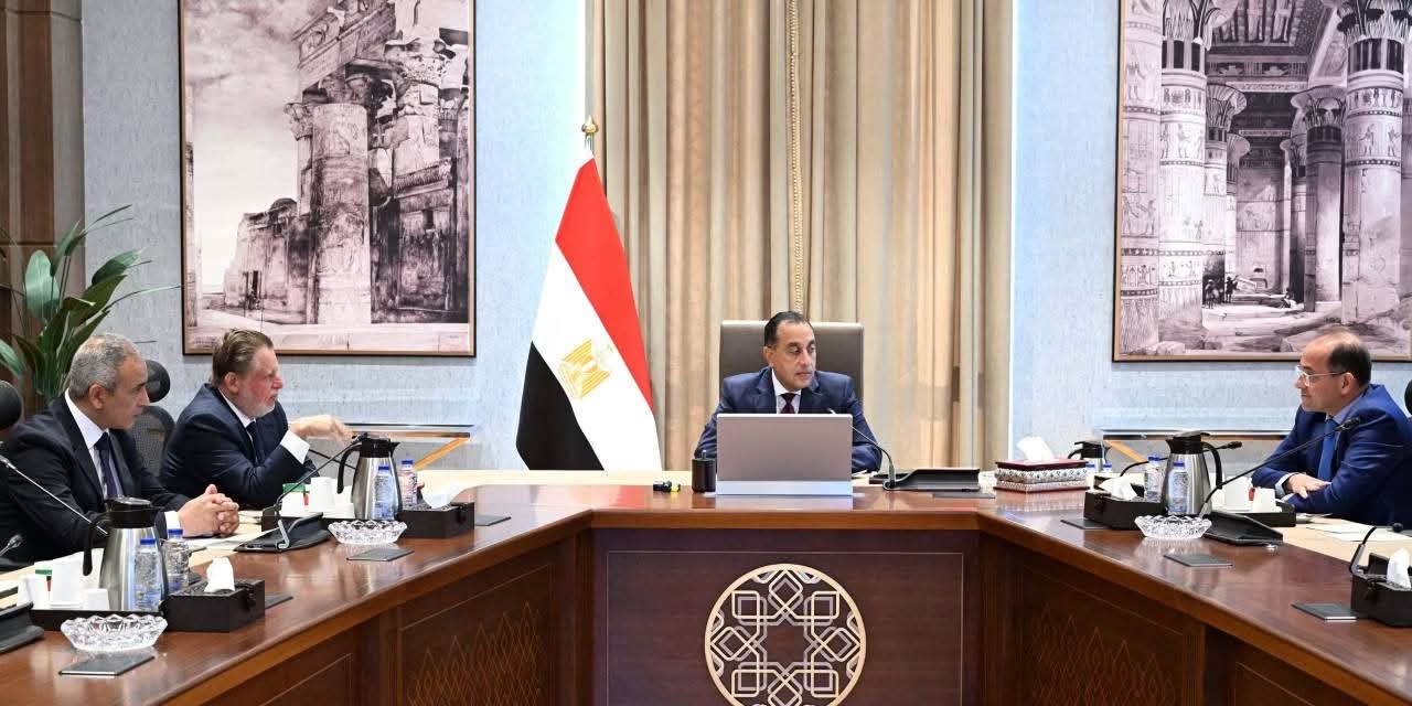 رئيس الوزراء يعقد اجتماعاً مع محافظ البنك المركزي ووزير المالية لتأمين اعتمادات السلع والاحتياطيات الأجنبية