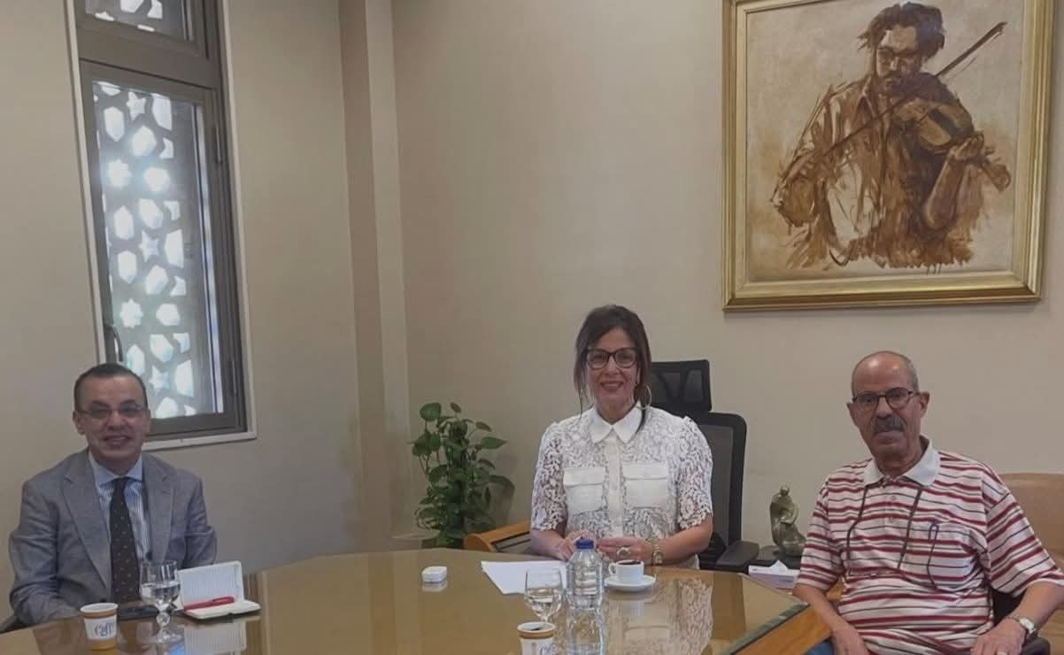 وزيرة الثقافة تستقبل المترجم الكبير سمير عبد ربه لبحث تعزيز حركة الترجمة وتدريب شباب المترجمين بالمركز القومي