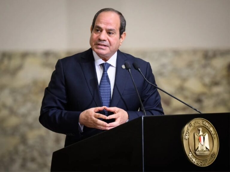 الرئيس السيسي يشيد بإنجاز مصر للطيران عالميًا بعد حصولها على جائزة الأكثر تطورًا ودخولها قائمة الـ50 الكبار