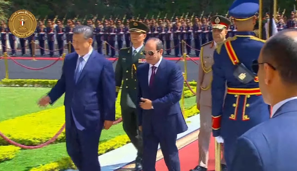 السيسي وشي جينبينج يستعرضان حرس الشرف بقصر الاتحادية