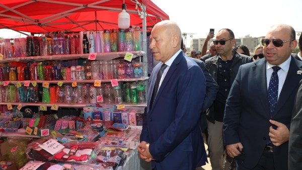 محافظ القاهرة يفتتح معرض «أهلًا مدارس» بحي السلام أول
