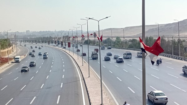 الجيزة تجهز طرق المتحف الكبير والأهرامات