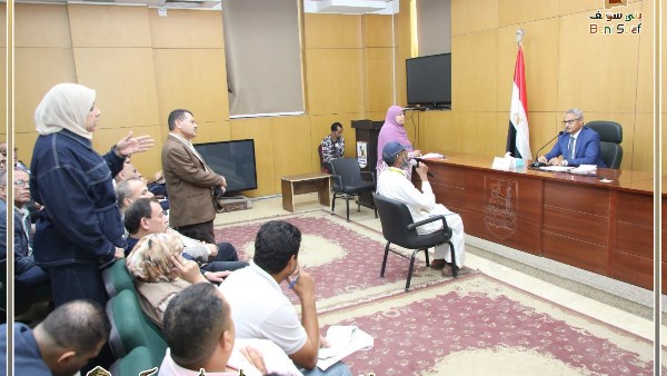 محافظ بني سويف يبحث شكاوى المواطنين ويوجه بسرعة فحصها وحل المشكلات