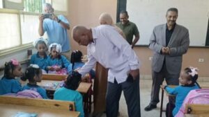 بالحلوى والبهجة.. رئيس إدفو ومدير التعليم يستقبلان التلاميذ في أول أيام الدراسة