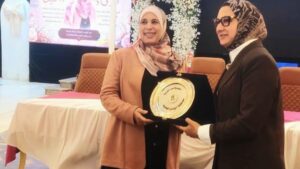 تكريمًا لمسيرة العطاء.. محافظ الوادي الجديد تكرم مدير الإدارة المالية لبلوغها سن التقاعد