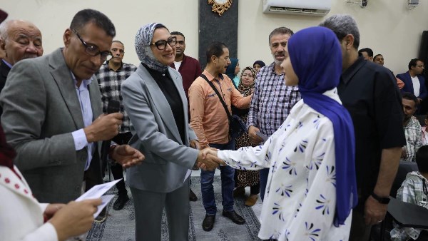 محافظ الوادي الجديد تسلم 30 بطاقة خدمات متكاملة لذوي الهمم بالخارجة
