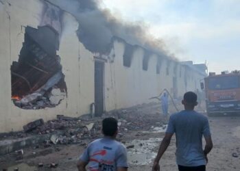 السيطرة على حريق هائل داخل مصنع أحذية وشنط بالقنطرة غرب