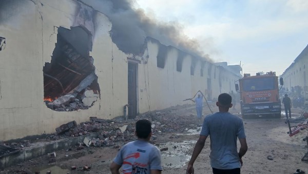 السيطرة على حريق هائل داخل مصنع أحذية وشنط بالقنطرة غرب