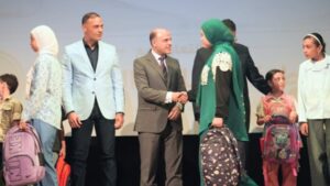 محافظ الغربية يسلم مستلزمات مدرسية للطلاب الأولى بالرعاية