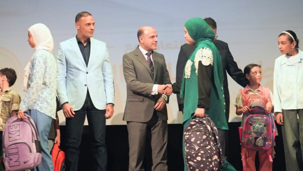 محافظ الغربية يسلم مستلزمات مدرسية للطلاب الأولى بالرعاية