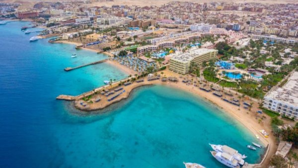 مطار الغردقة يستقبل 122 رحلة دولية اليوم.. تدفق سياحي من أوروبا