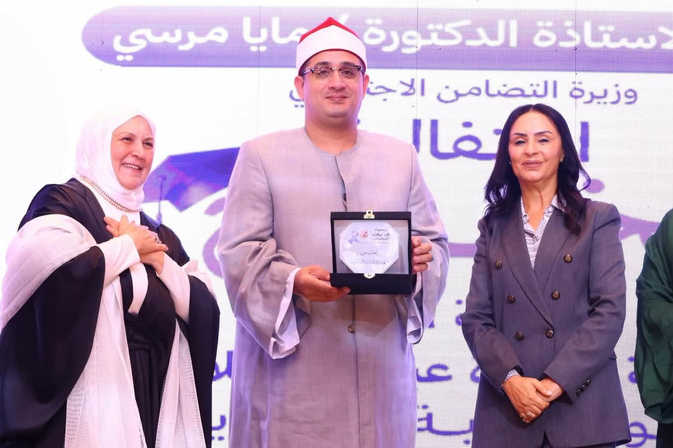 تكريم خاص من وزيرة التضامن للقارئ العالمي الشيخ محمود الشحات أنور بعد تلاوته في احتفالية التمريض