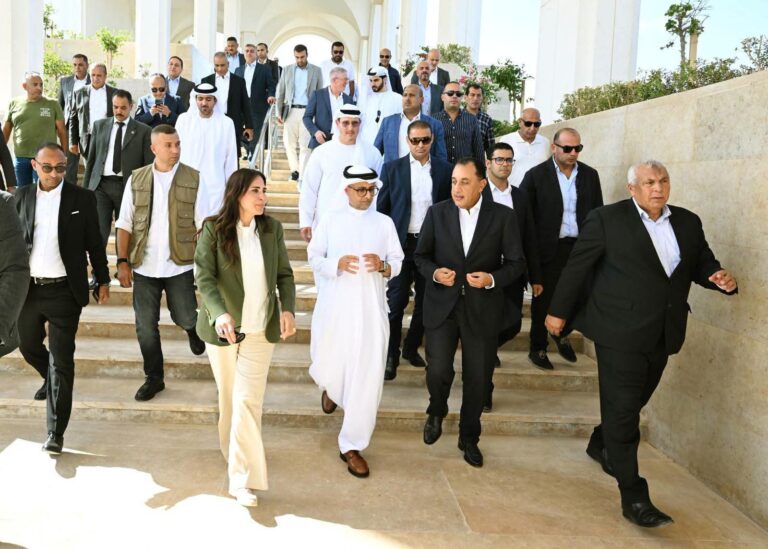 شراكة استراتيجية وتنمية مستدامة.. رئيس الوزراء يتفقد فندق “بورتالونا” ومشروع “وادي يم” بمدينة رأس الحكمة الجديدة