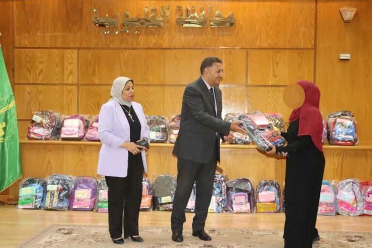 محافظ القليوبية يسلّم 400 شنطة مدرسية ومستلزمات دراسية لـ100 أسرة من الأولى بالرعاية