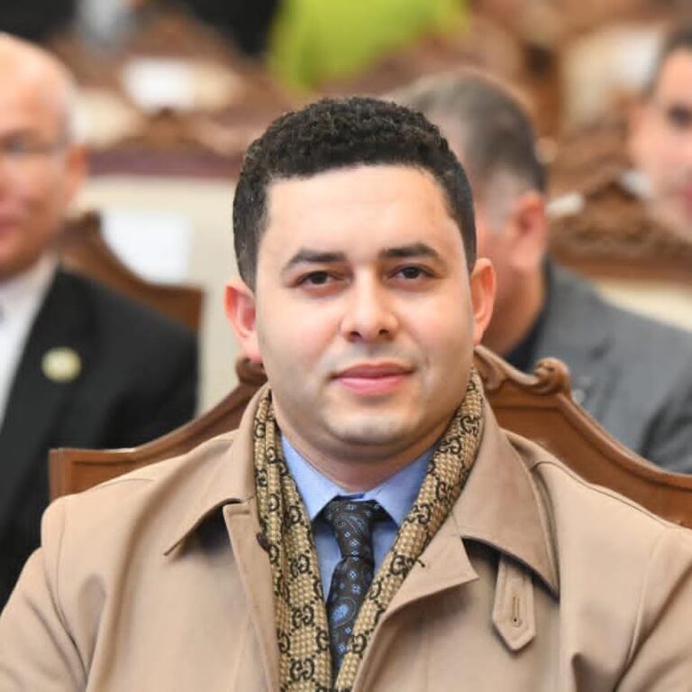 المستشار أحمد حسن العطار مسيرة مهنية حافلة بالإنجاز في المحاماة والكتابة والمشاركات الدولية