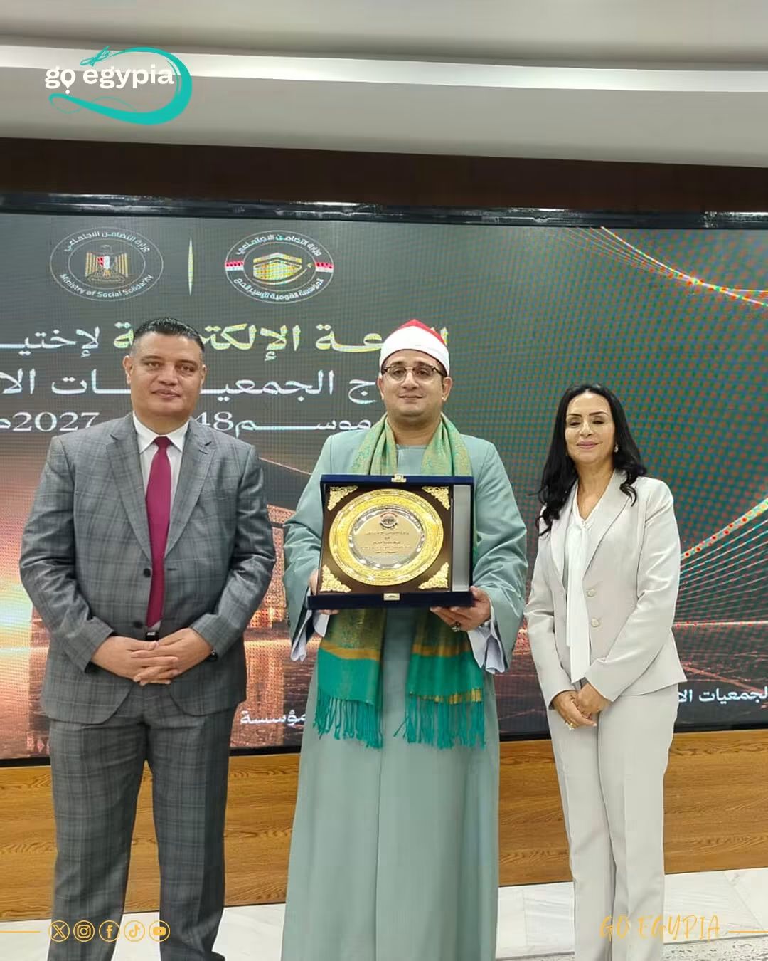 وزيرة التضامن تكرم القارئ العالمي محمود الشحات أنور خلال قرعة حجاج الجمعيات الأهلية