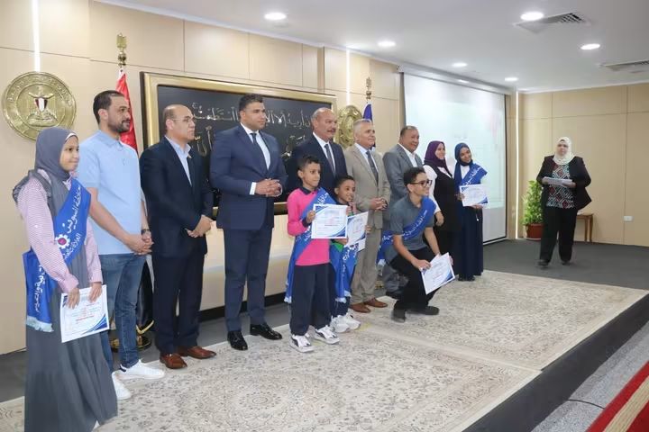 محافظ السويس يكرّم الطلاب الفائزين في مسابقة «سويسنا أجمل بينا»