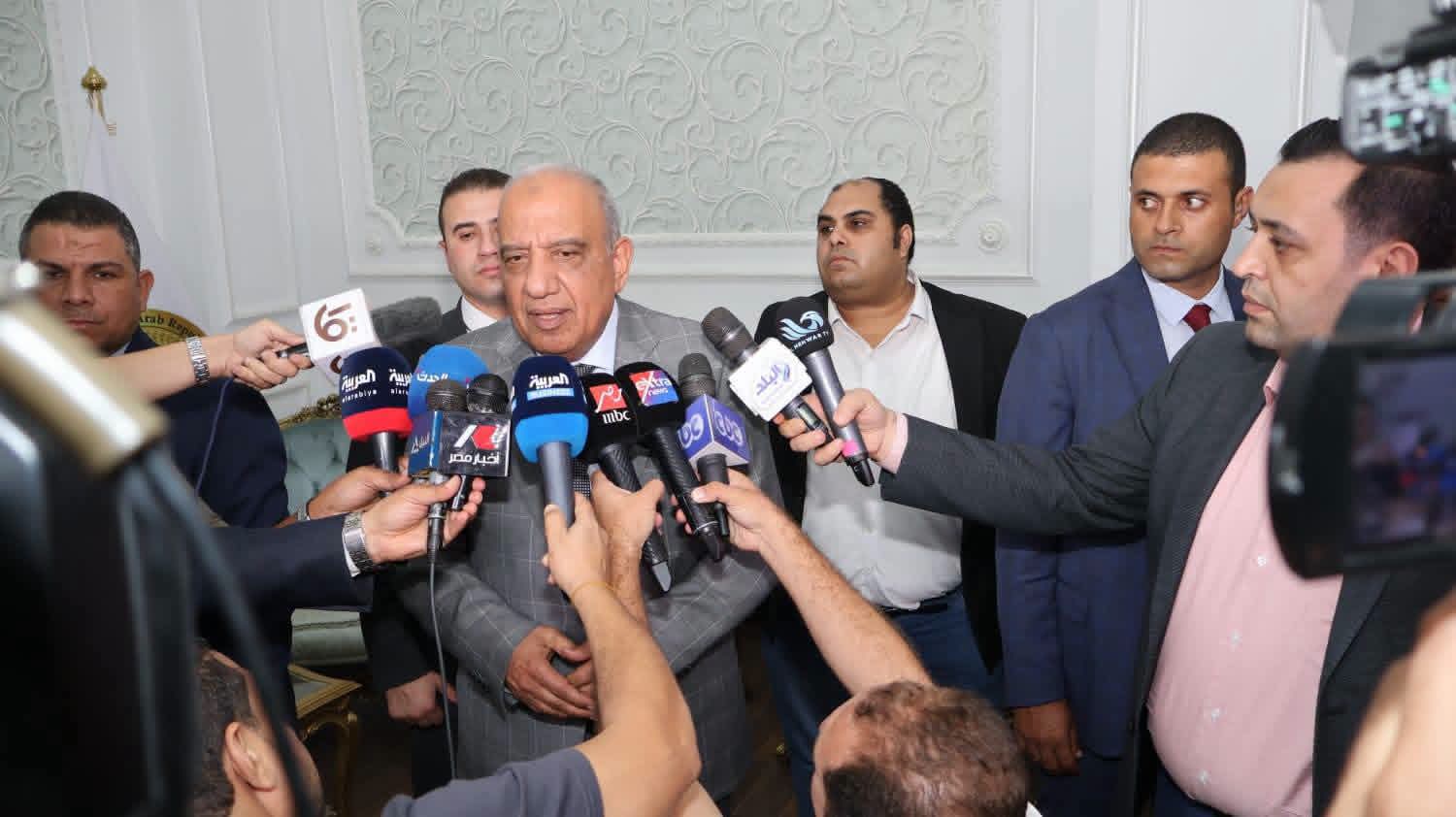 وزير الكهرباء يحسمها.. لا عودة لتخفيف الأحمال رغم أزمات المنطقة