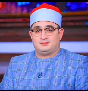 القرآن مايساويش كنوز الدنيا.. قاريء ومبتهل يدافع عن العالمي الشيخ محمود الشحات أنور