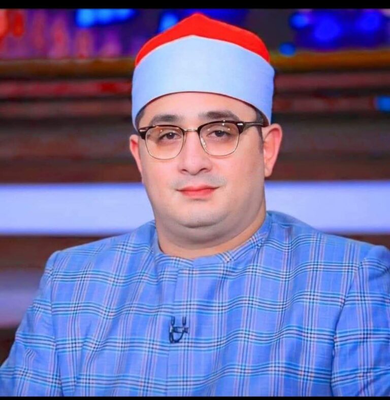 القرآن مايساويش كنوز الدنيا.. قاريء ومبتهل يدافع عن العالمي الشيخ محمود الشحات أنور