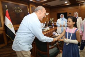 محافظ السويس يوقف معلمة عن العمل ويحيل واقعة التعدي على الطالبة حبيبة للنيابة العامة