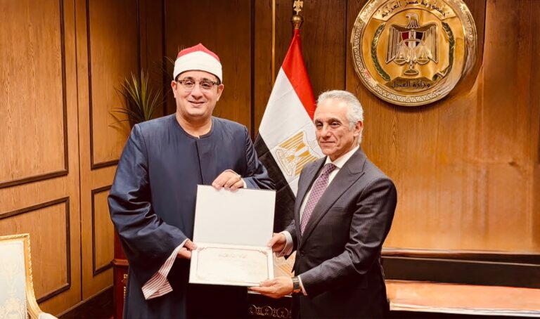 وزير العدل يكرم القارئ العالمي محمود الشحات أنور تقديرًا لمشاركته في مراسم حلف اليمين بالعاصمة الجديدة