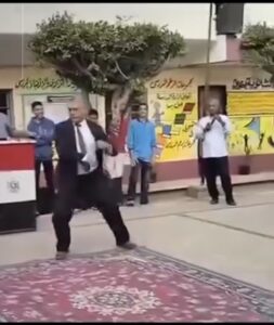 بعد تصدره التريند.. مدير مدرسة بالدقهلية يستعرض مهاراته في الكاراتيه أمام الطلاب ويوضح السبب