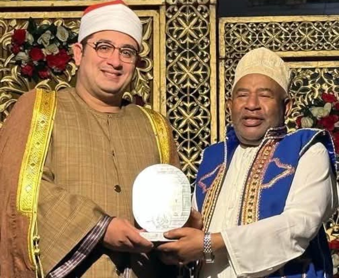 من قلب جزر القمر.. القارئ العالمي محمود الشحات أنور يصدح بآيات القرآن الكريم في حضرة الرئيس عثمان غزالي
